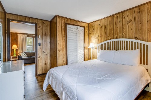 Driftwood Efficiency Motel - image 33