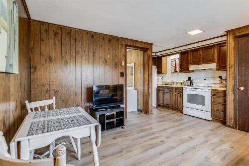 Driftwood Efficiency Motel - image 7