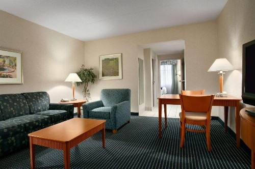 Embassy Suites Lexington - image 17