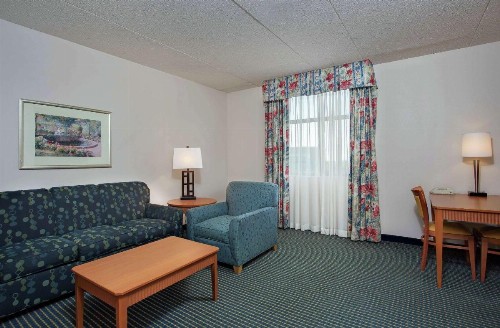 Embassy Suites Lexington - image 7