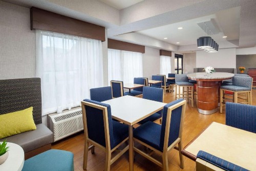 Hampton Inn Lexington South - image 11