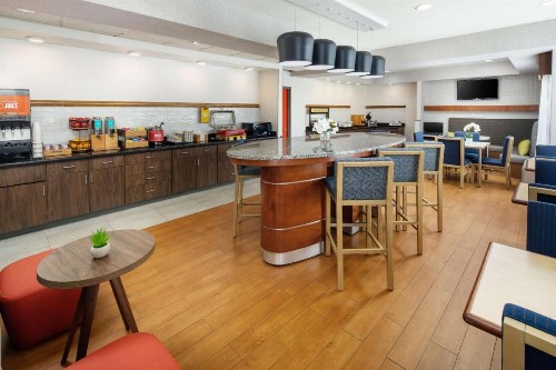 Hampton Inn Lexington South - image 12