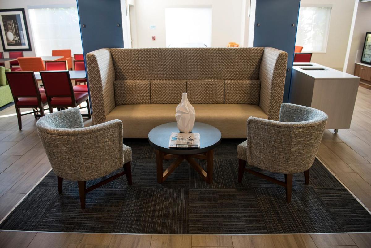 Holiday Inn Express Hotel & Suites Lexington-Downtown University an IHG Hotel - image 6