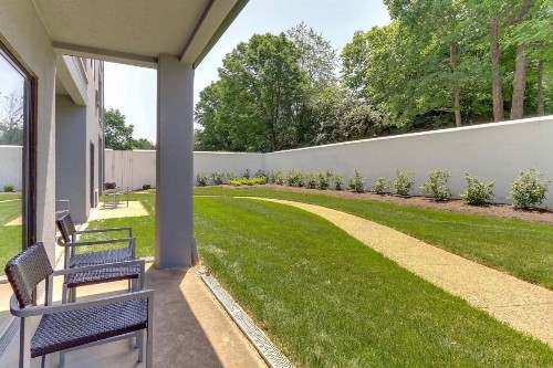 Courtyard Lexington South/Hamburg Place - image 17