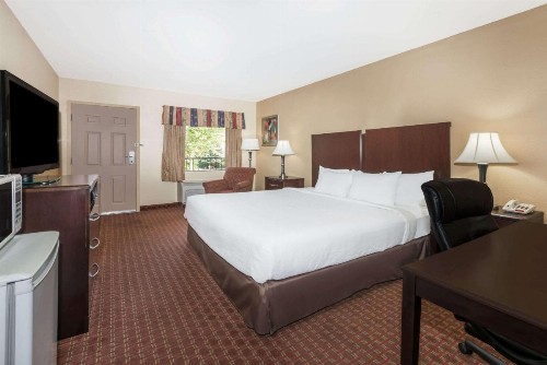 Days Inn by Wyndham Lexington Southeast - image 13