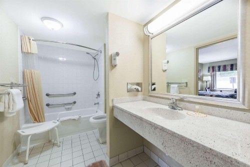 Days Inn by Wyndham Lexington Southeast - image 14