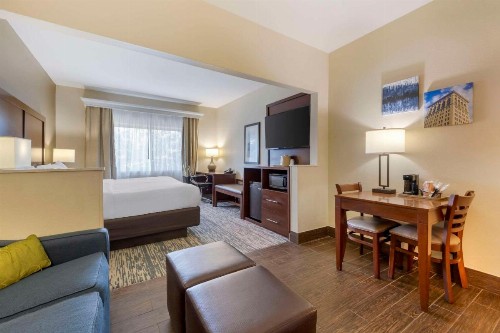 Comfort Suites Keeneland - image 28