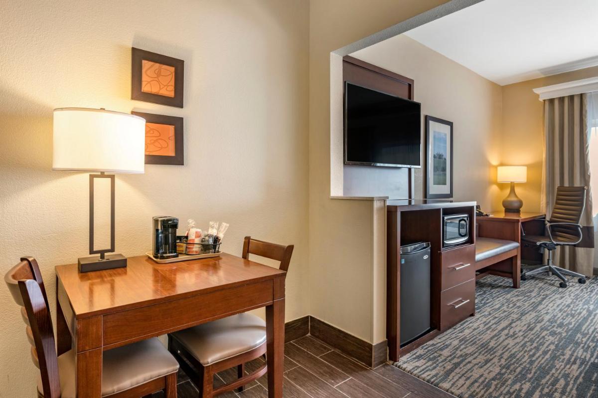 Comfort Suites Keeneland - image 6