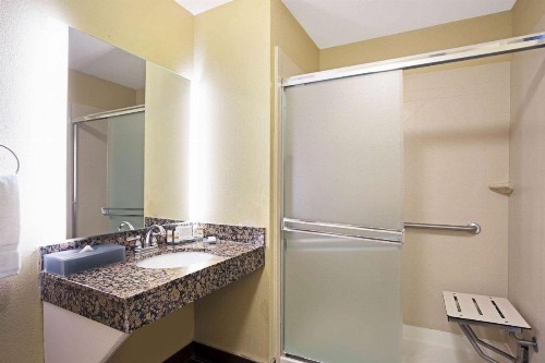 La Quinta Inn & Suites by Wyndham Lexington South / Hamburg - image 11