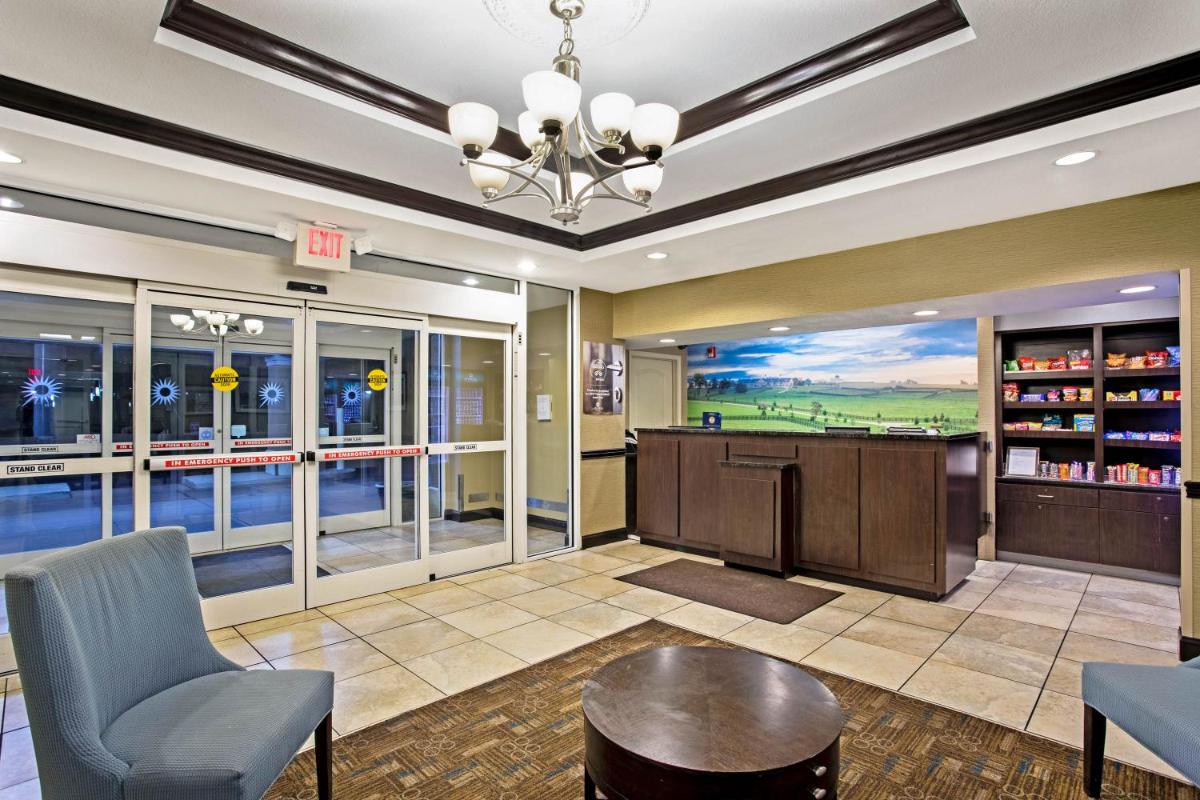 La Quinta Inn & Suites by Wyndham Lexington South / Hamburg - image 2