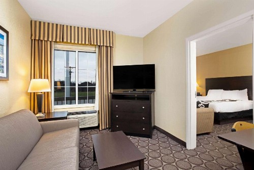 La Quinta Inn & Suites by Wyndham Lexington South / Hamburg - image 31