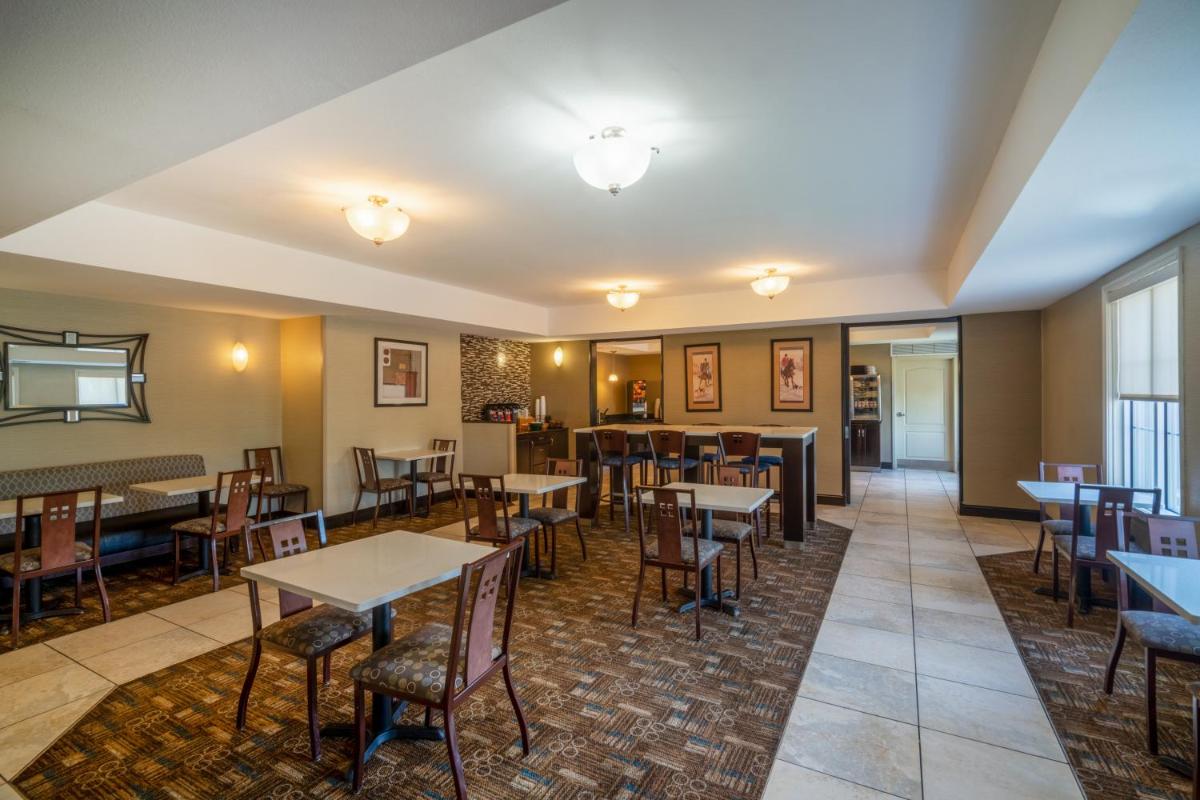 La Quinta Inn & Suites by Wyndham Lexington South / Hamburg - image 4