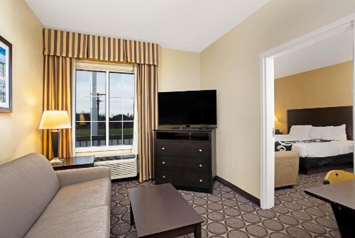 La Quinta Inn & Suites by Wyndham Lexington South / Hamburg - image 8