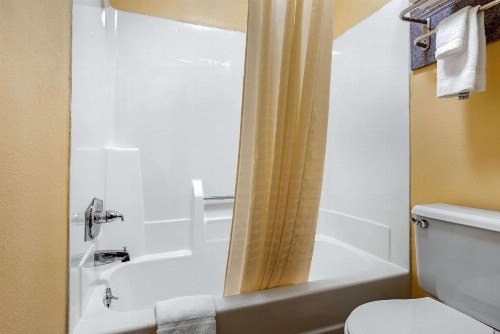 Econo Lodge Lexington - image 22