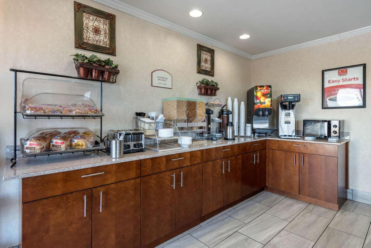 Econo Lodge Lexington - image 4