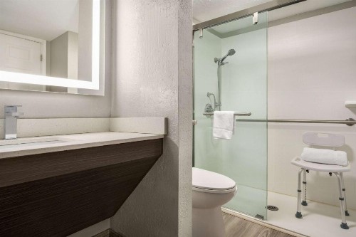 La Quinta Inn by Wyndham Lexington - image 43