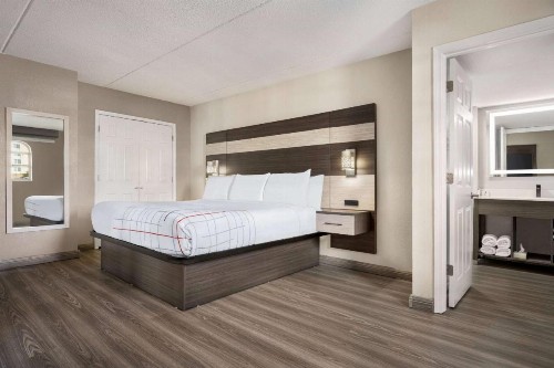 La Quinta Inn by Wyndham Lexington - image 9