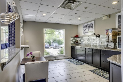 Guesthouse Inn & Suites Lexington - image 3
