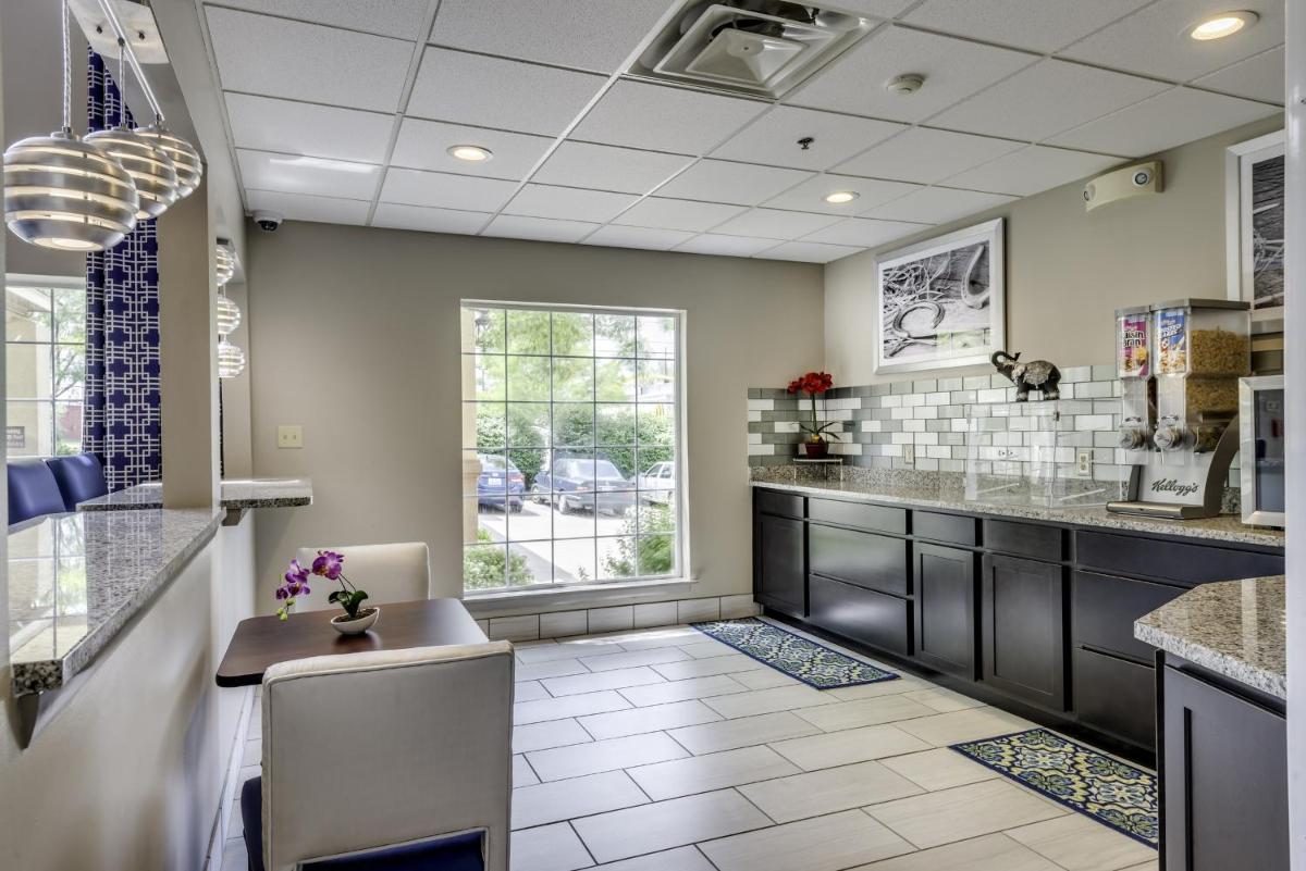Guesthouse Inn & Suites Lexington - image 3