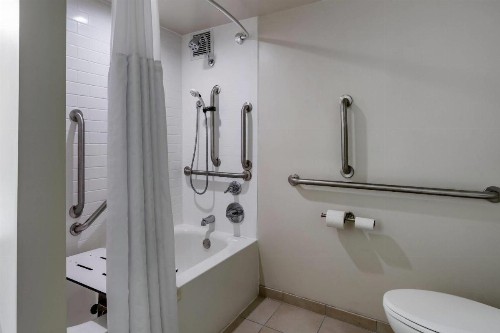 Quality Inn - image 12