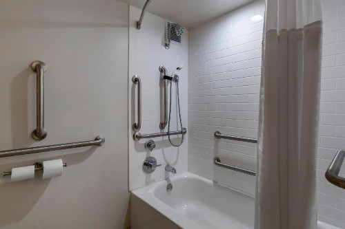 Quality Inn - image 16