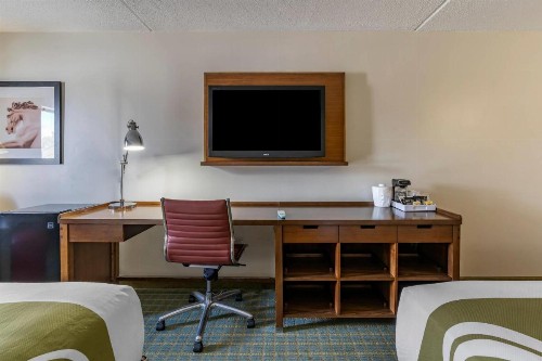 Quality Inn - image 21