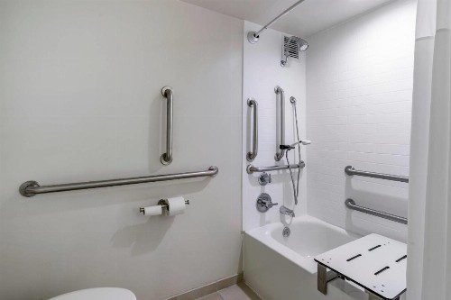 Quality Inn - image 8