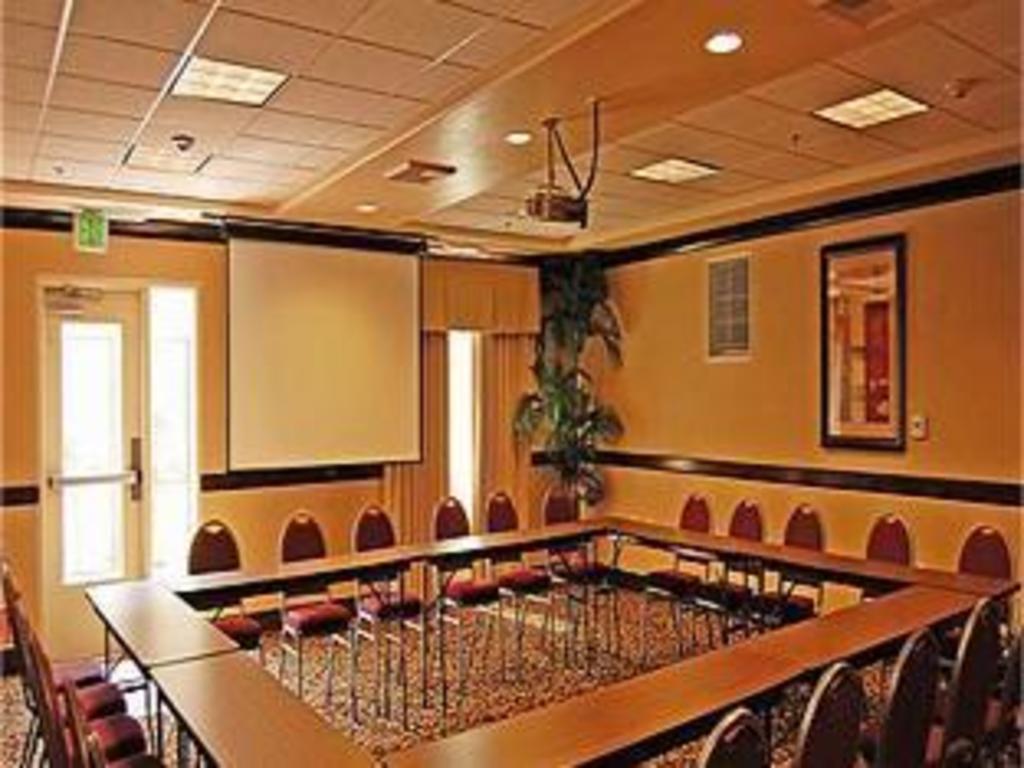 Holiday Inn Express Hotel & Suites Lincoln-Roseville Area an IHG Hotel - main image