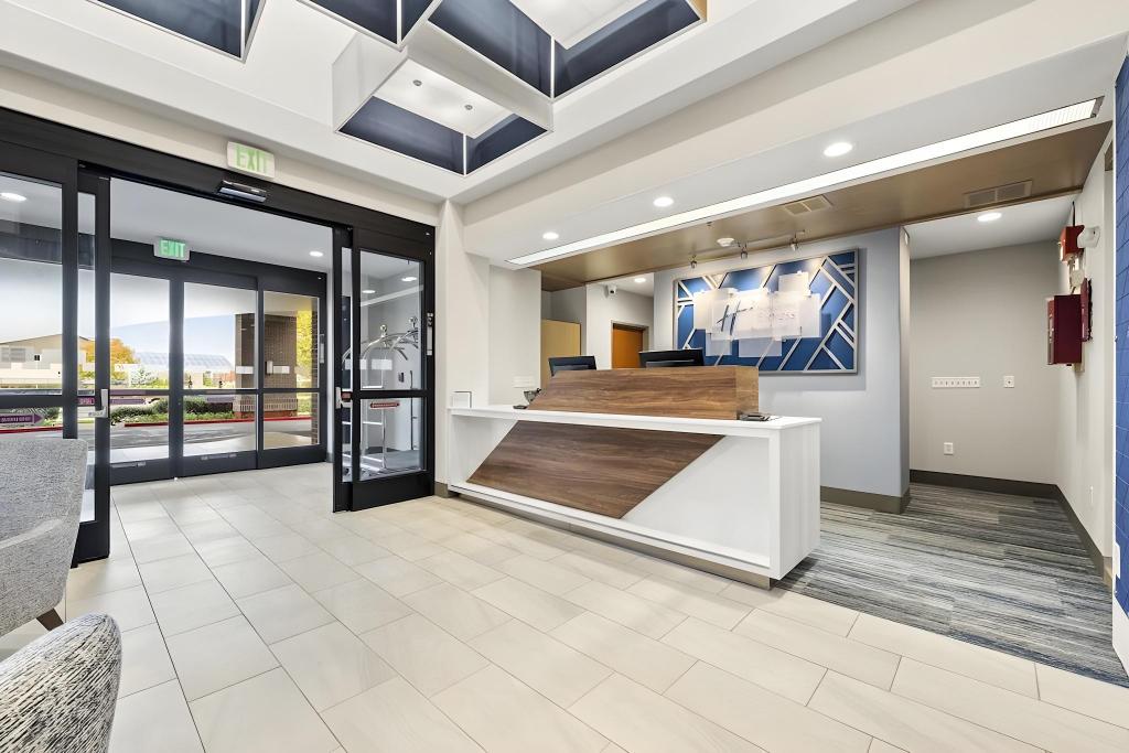 Holiday Inn Express Hotel & Suites Lincoln-Roseville Area an IHG Hotel - image 2
