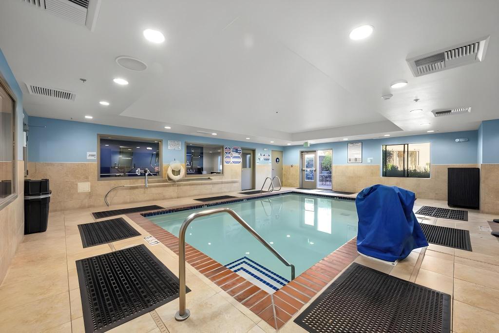 Holiday Inn Express Hotel & Suites Lincoln-Roseville Area an IHG Hotel - image 6