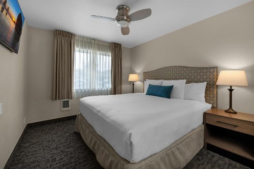 Pelican Shores Inn - image 11