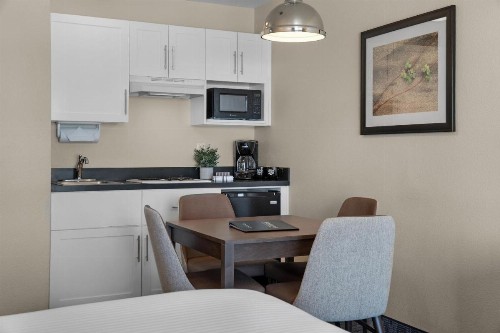Pelican Shores Inn - image 12