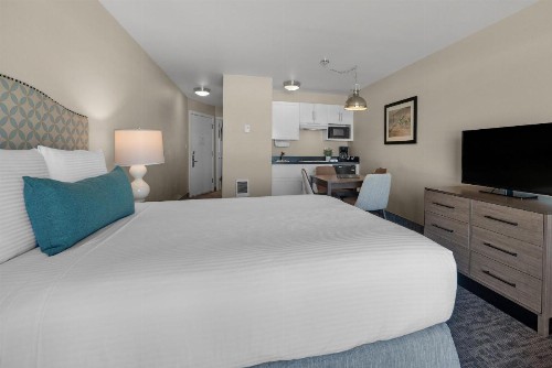 Pelican Shores Inn - image 14