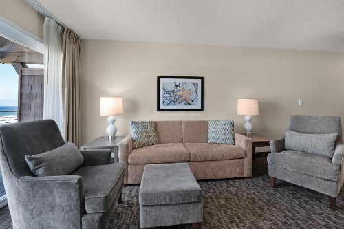 Pelican Shores Inn - image 19