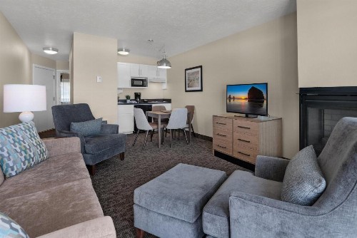 Pelican Shores Inn - image 20