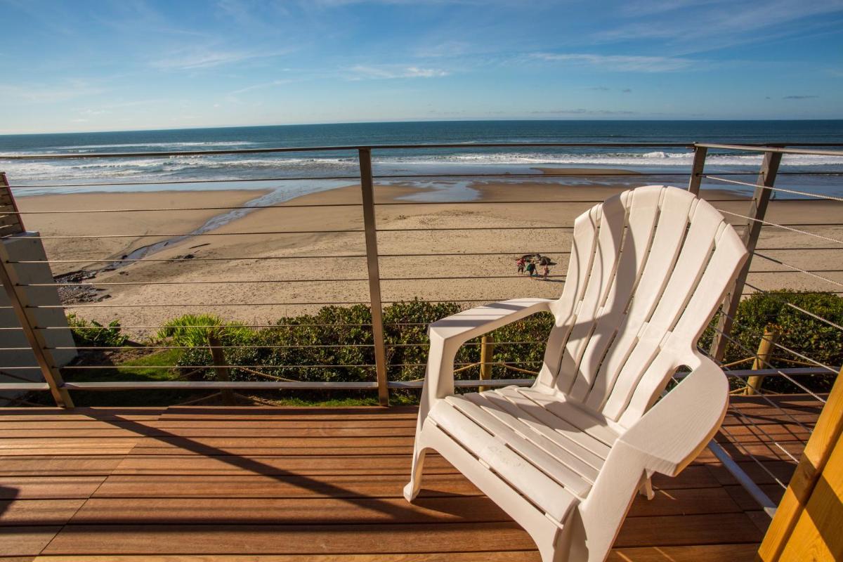 Pelican Shores Inn - image 3