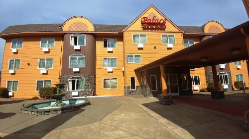 Palace Inn & Suites - image 10