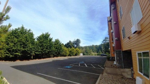 Palace Inn & Suites - image 14