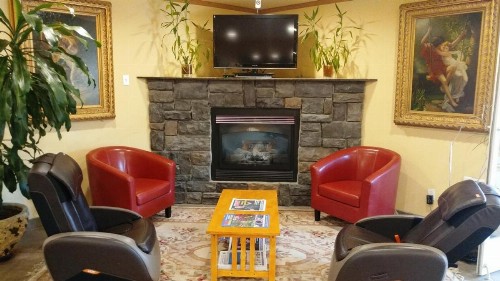 Palace Inn & Suites - image 2