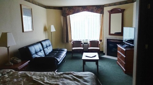 Palace Inn & Suites - image 37