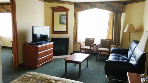 Palace Inn & Suites - image 8