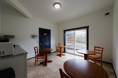 Coastal Inn by OYO Lincoln City - Oregon Coast Hwy - image 10