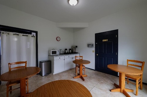 Coastal Inn by OYO Lincoln City - Oregon Coast Hwy - image 11