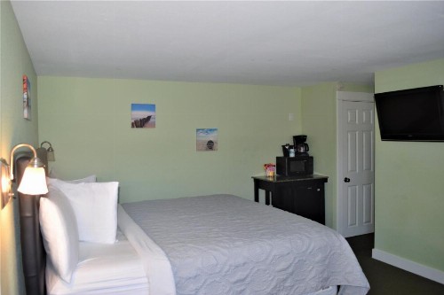 Beachfront Manor Hotel - image 2