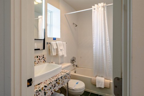 Seagull Beachfront Inn - image 5