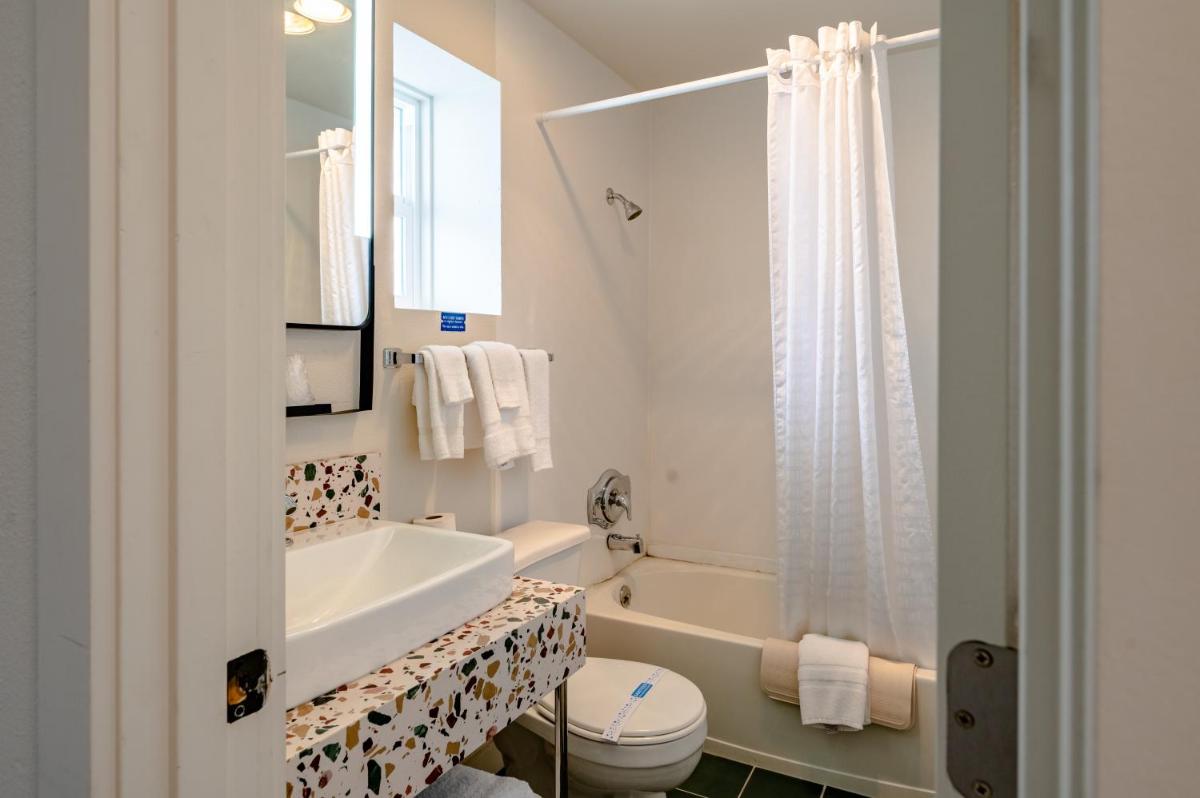 Seagull Beachfront Inn - image 5