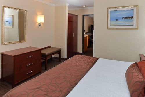 Best Western Plus Landmark Inn - image 13