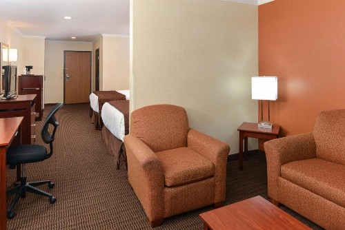 Best Western Plus Landmark Inn - image 23