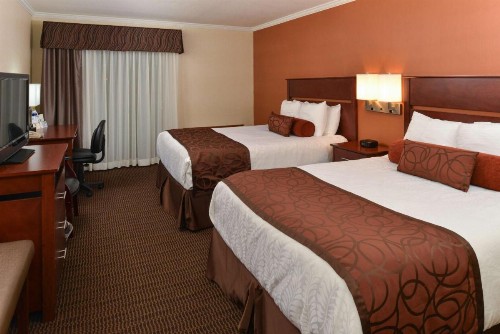 Best Western Plus Landmark Inn - image 26