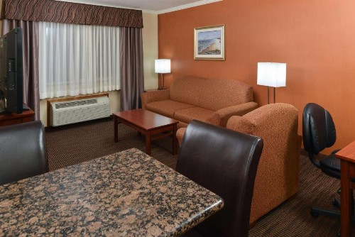 Best Western Plus Landmark Inn - image 34